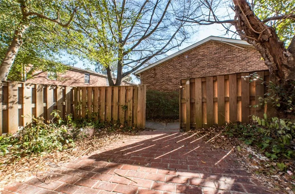 5573 Kingsport Drive, Atlanta, Georgia 30342, 2 Bedrooms Bedrooms, ,1 BathroomBathrooms,Residential,Sold,5573 Kingsport Drive,5954815