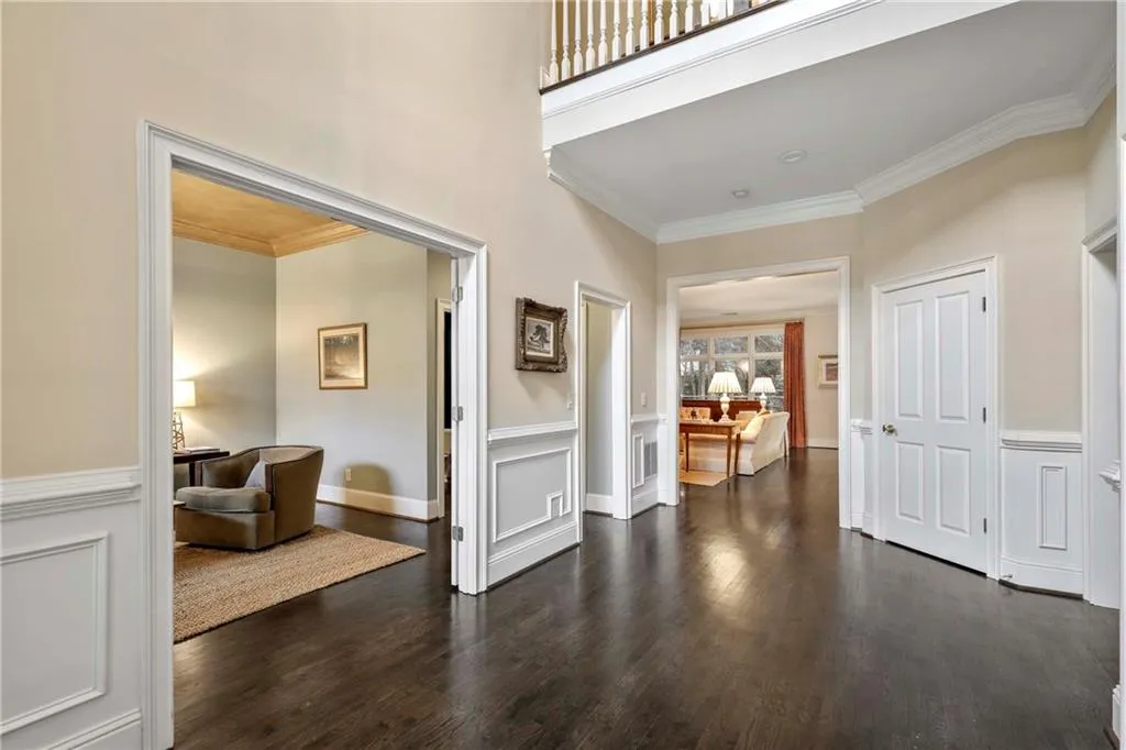 Soaring ceilings in the foyer!