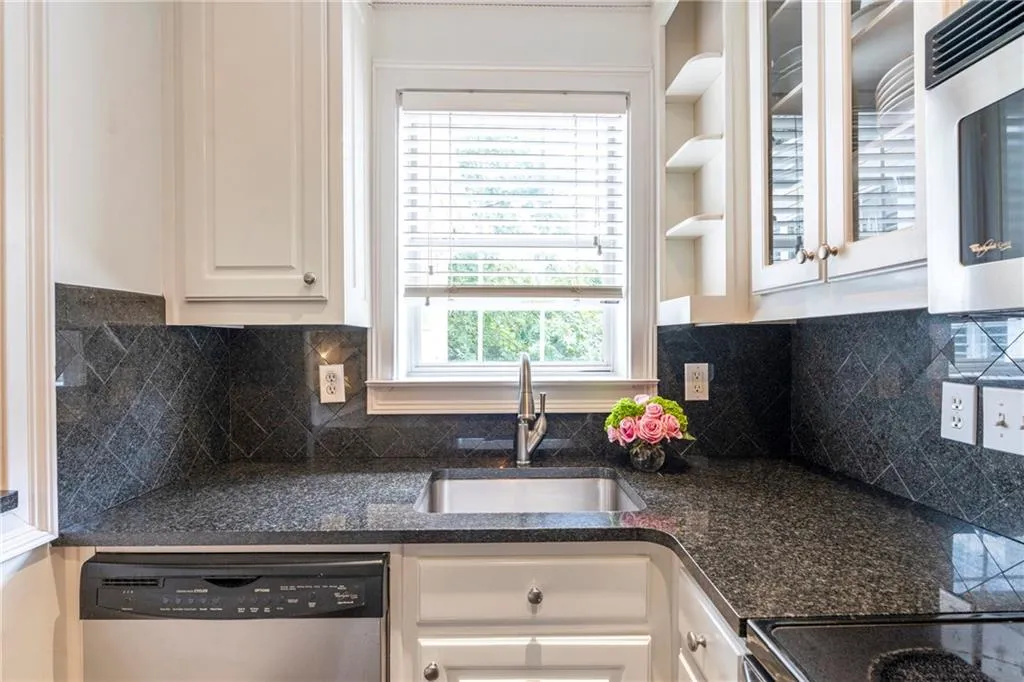 35 Sheridan Drive Ne Unit 12, Atlanta, Georgia 30305, 2 Bedrooms Bedrooms, ,1 BathroomBathrooms,Residential,For Sale,35 Sheridan Drive Ne Unit 12,7633797