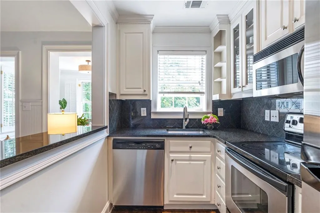 35 Sheridan Drive Ne Unit 12, Atlanta, Georgia 30305, 2 Bedrooms Bedrooms, ,1 BathroomBathrooms,Residential,For Sale,35 Sheridan Drive Ne Unit 12,7633797
