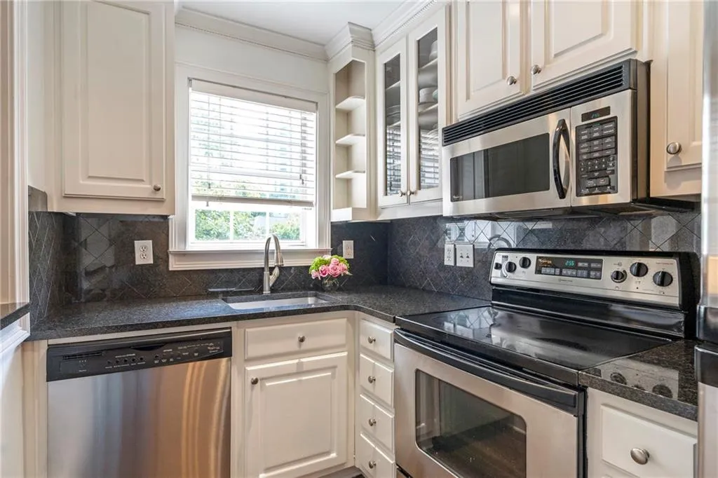35 Sheridan Drive Ne Unit 12, Atlanta, Georgia 30305, 2 Bedrooms Bedrooms, ,1 BathroomBathrooms,Residential,For Sale,35 Sheridan Drive Ne Unit 12,7633797