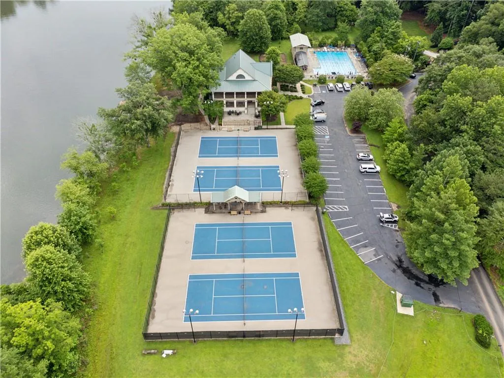 Community Pool, club house and several tennis courts. All located on the Chattahoochee River