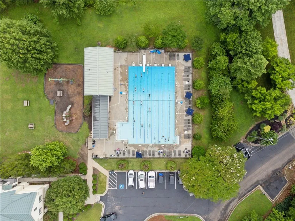 Community Pool, club house and several tennis courts. All located on the Chattahoochee River