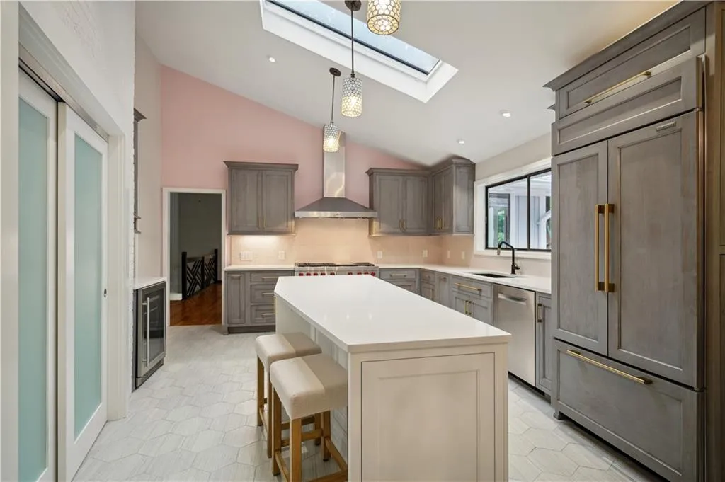 Bosch dishwasher, soft close cabinets and drawers, under-cabinet lighting and walk-in pantry