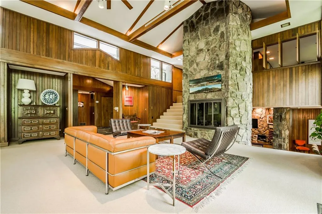 950 Edgewater Drive, Sandy Springs, Georgia 30328, 4 Bedrooms Bedrooms, ,4 BathroomsBathrooms,Residential,Sold,950 Edgewater Drive,6000613