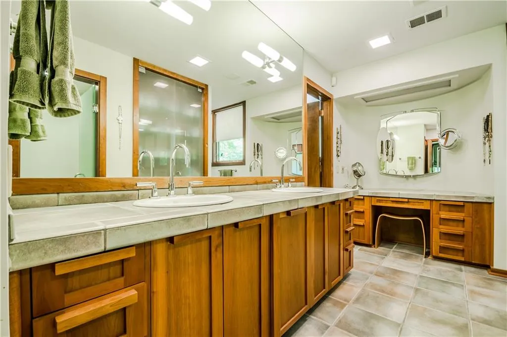 950 Edgewater Drive, Sandy Springs, Georgia 30328, 4 Bedrooms Bedrooms, ,4 BathroomsBathrooms,Residential,Sold,950 Edgewater Drive,6000613