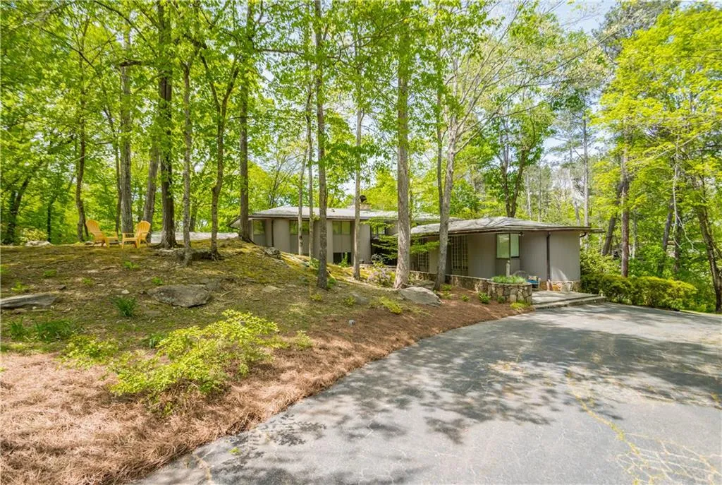 950 Edgewater Drive, Sandy Springs, Georgia 30328, 4 Bedrooms Bedrooms, ,4 BathroomsBathrooms,Residential,Sold,950 Edgewater Drive,6000613