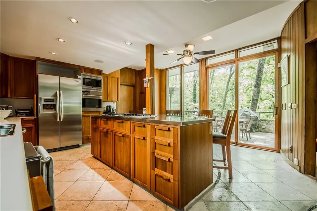 950 Edgewater Drive, Sandy Springs, Georgia 30328, 4 Bedrooms Bedrooms, ,4 BathroomsBathrooms,Residential,Sold,950 Edgewater Drive,6000613