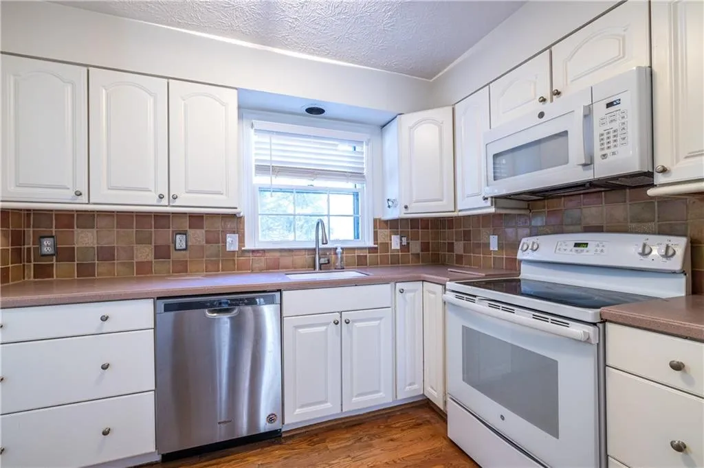 6700 Roswell Road Unit 17d, Roswell, Georgia 30328, 2 Bedrooms Bedrooms, ,1 BathroomBathrooms,Residential,Sold,6700 Roswell Road Unit 17d,7510806