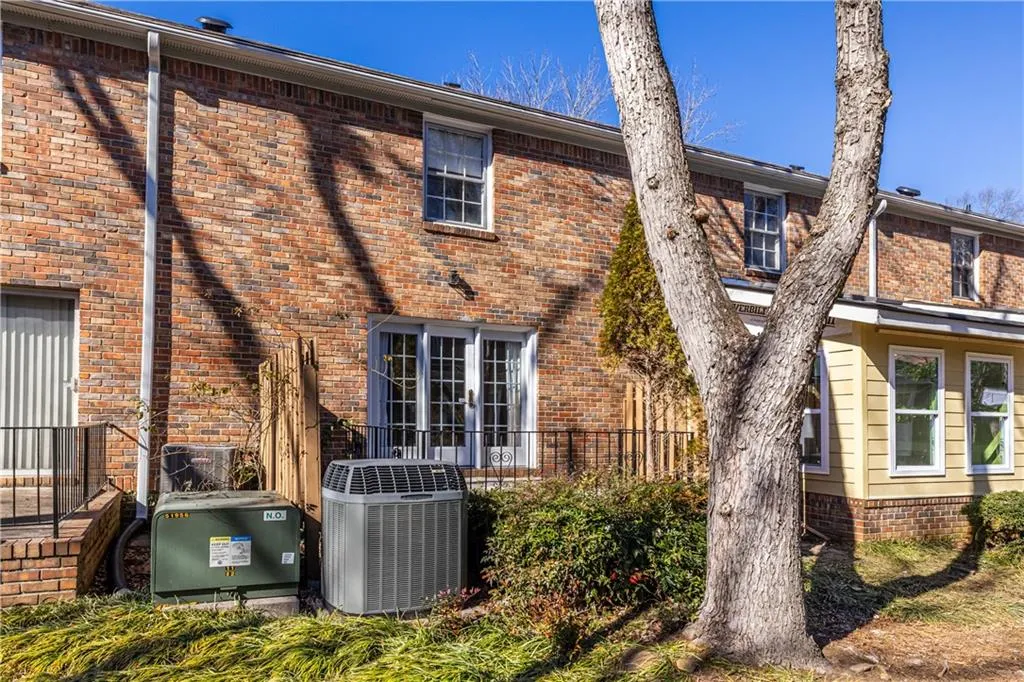 6700 Roswell Road Unit 17d, Roswell, Georgia 30328, 2 Bedrooms Bedrooms, ,1 BathroomBathrooms,Residential,Sold,6700 Roswell Road Unit 17d,7510806