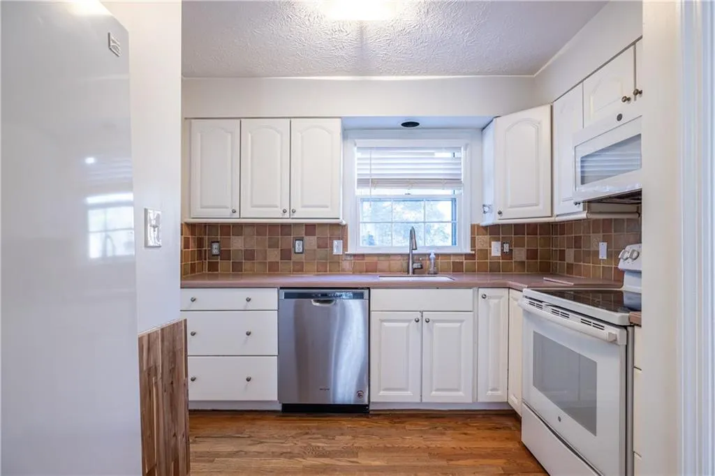 6700 Roswell Road Unit 17d, Roswell, Georgia 30328, 2 Bedrooms Bedrooms, ,1 BathroomBathrooms,Residential,Sold,6700 Roswell Road Unit 17d,7510806