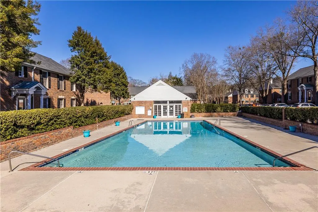 6700 Roswell Road Unit 17d, Roswell, Georgia 30328, 2 Bedrooms Bedrooms, ,1 BathroomBathrooms,Residential,Sold,6700 Roswell Road Unit 17d,7510806