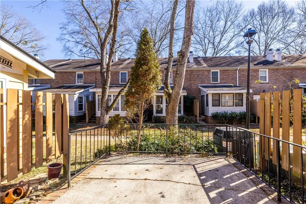 6700 Roswell Road Unit 17d, Roswell, Georgia 30328, 2 Bedrooms Bedrooms, ,1 BathroomBathrooms,Residential,Sold,6700 Roswell Road Unit 17d,7510806