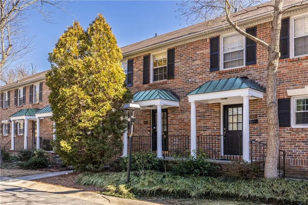 6700 Roswell Road Unit 17d, Roswell, Georgia 30328, 2 Bedrooms Bedrooms, ,1 BathroomBathrooms,Residential,Sold,6700 Roswell Road Unit 17d,7510806