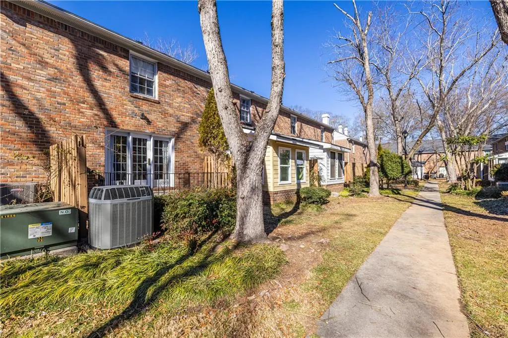 6700 Roswell Road Unit 17d, Roswell, Georgia 30328, 2 Bedrooms Bedrooms, ,1 BathroomBathrooms,Residential,Sold,6700 Roswell Road Unit 17d,7510806