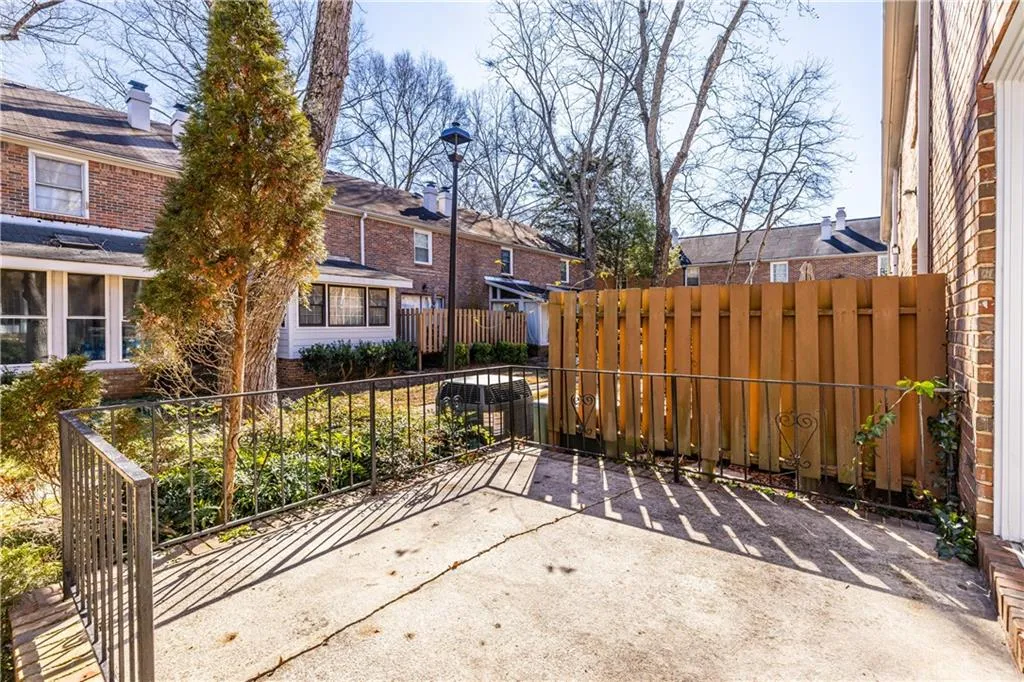 6700 Roswell Road Unit 17d, Roswell, Georgia 30328, 2 Bedrooms Bedrooms, ,1 BathroomBathrooms,Residential,Sold,6700 Roswell Road Unit 17d,7510806