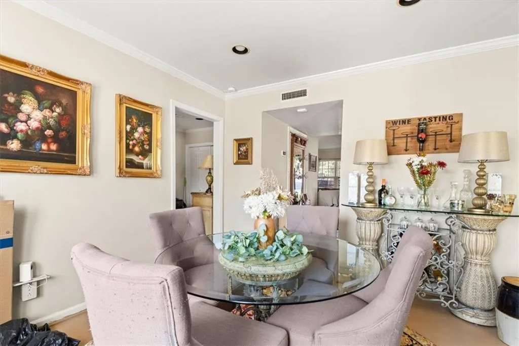 Dining space with ornamental molding