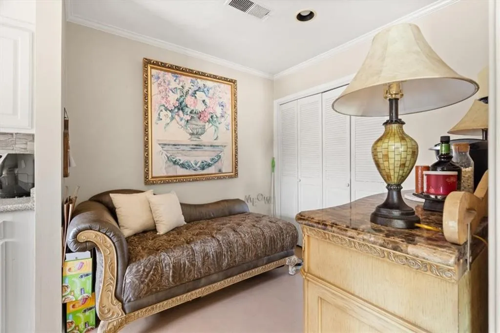 Sitting room with ornamental molding