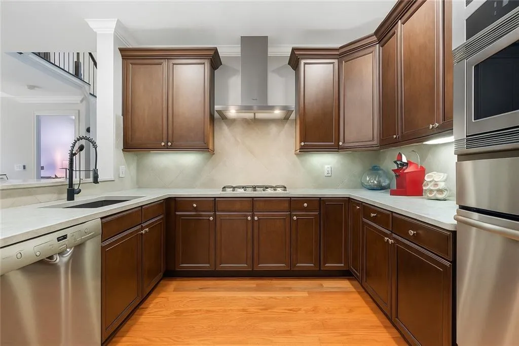 Featuring a new high-end Bosch and Thermador appliances and a sleek wall chimney exhaust hood all with warranties.