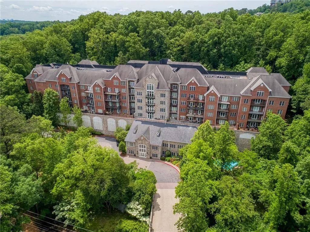 Introducing Greystone Unit 410 - where luxury meets convenience in Vinings.Nestled inside the Perimeter, this stunning condo offers the perfect blend of peaceful surroundings and quick access to the heart of the city. Don’t miss the chance to experience condo living in one of Atlanta’s most sought-after neighborhoods. Schedule your tour today and step into your dream home!