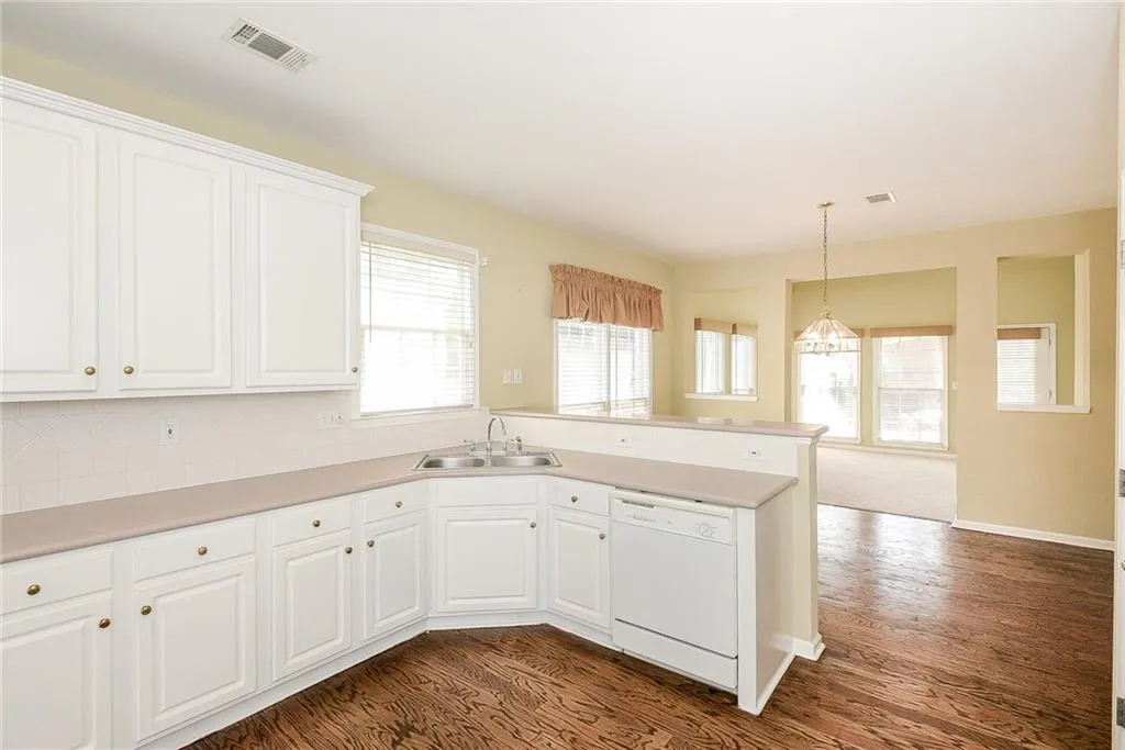 255 Somerset Court, Sandy Springs, Georgia 30350, 4 Bedrooms Bedrooms, ,3 BathroomsBathrooms,Residential,Sold,255 Somerset Court,5852715