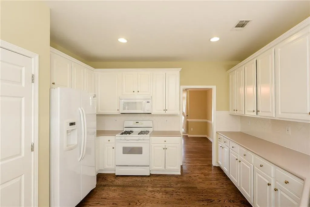 255 Somerset Court, Sandy Springs, Georgia 30350, 4 Bedrooms Bedrooms, ,3 BathroomsBathrooms,Residential,Sold,255 Somerset Court,5852715