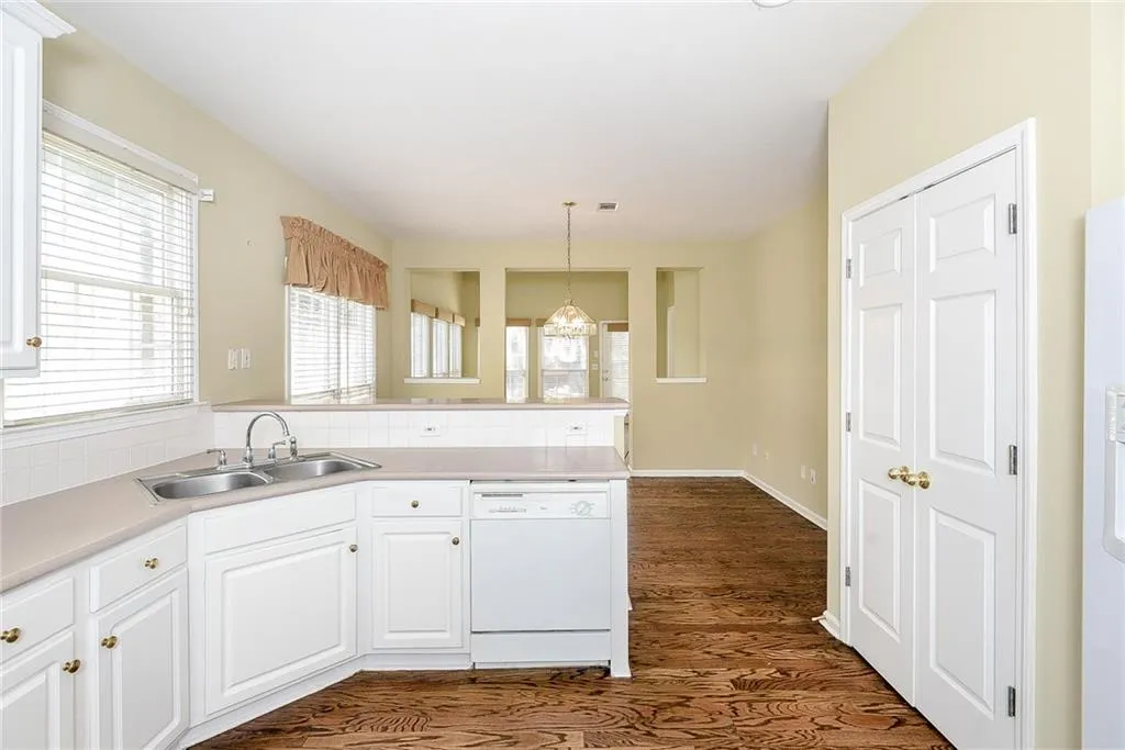 255 Somerset Court, Sandy Springs, Georgia 30350, 4 Bedrooms Bedrooms, ,3 BathroomsBathrooms,Residential,Sold,255 Somerset Court,5852715