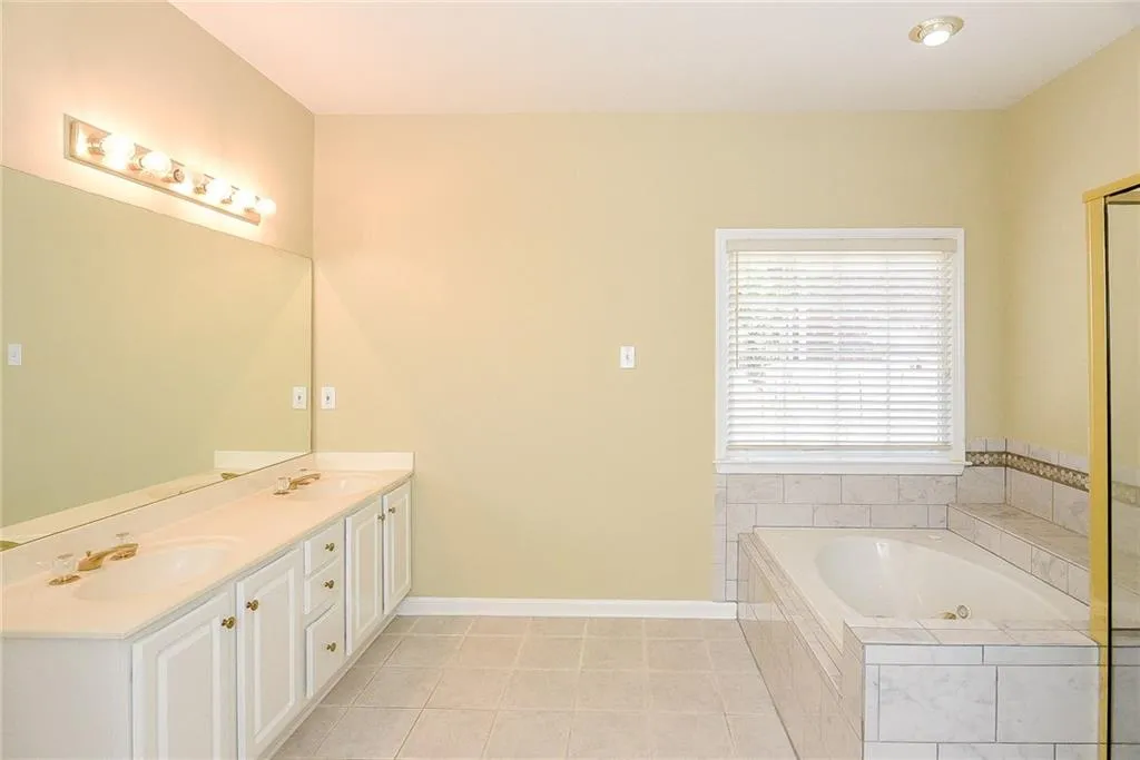 255 Somerset Court, Sandy Springs, Georgia 30350, 4 Bedrooms Bedrooms, ,3 BathroomsBathrooms,Residential,Sold,255 Somerset Court,5852715