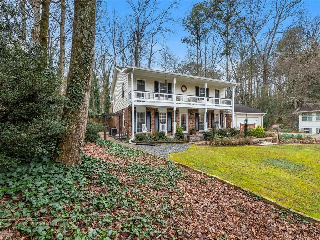 650 Edgewater Trail, Sandy Springs, Georgia 30328, 4 Bedrooms Bedrooms, ,3 BathroomsBathrooms,Residential,Sold,650 Edgewater Trail,6679391