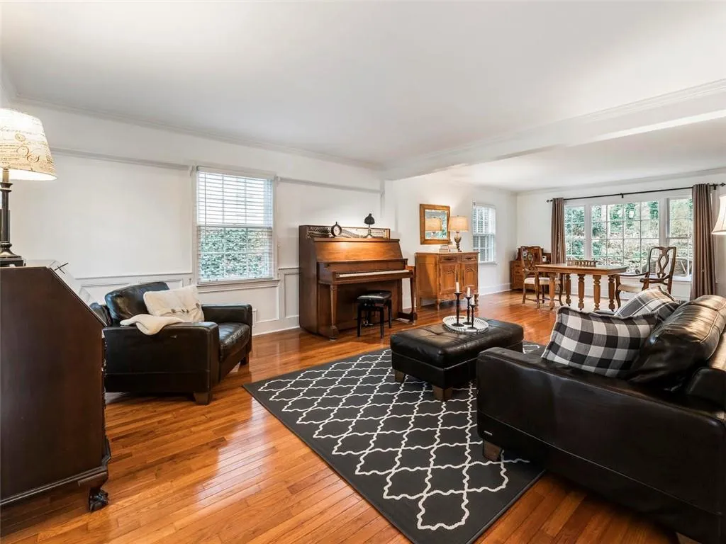 650 Edgewater Trail, Sandy Springs, Georgia 30328, 4 Bedrooms Bedrooms, ,3 BathroomsBathrooms,Residential,Sold,650 Edgewater Trail,6679391