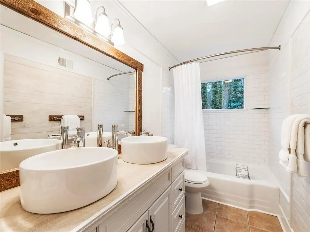650 Edgewater Trail, Sandy Springs, Georgia 30328, 4 Bedrooms Bedrooms, ,3 BathroomsBathrooms,Residential,Sold,650 Edgewater Trail,6679391