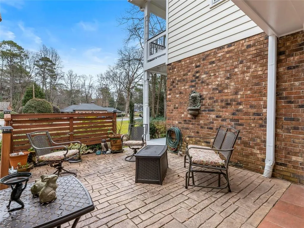 650 Edgewater Trail, Sandy Springs, Georgia 30328, 4 Bedrooms Bedrooms, ,3 BathroomsBathrooms,Residential,Sold,650 Edgewater Trail,6679391