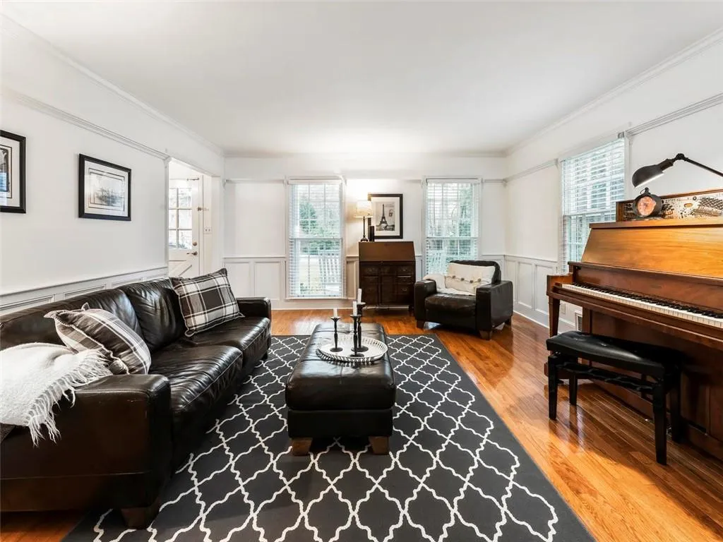 650 Edgewater Trail, Sandy Springs, Georgia 30328, 4 Bedrooms Bedrooms, ,3 BathroomsBathrooms,Residential,Sold,650 Edgewater Trail,6679391