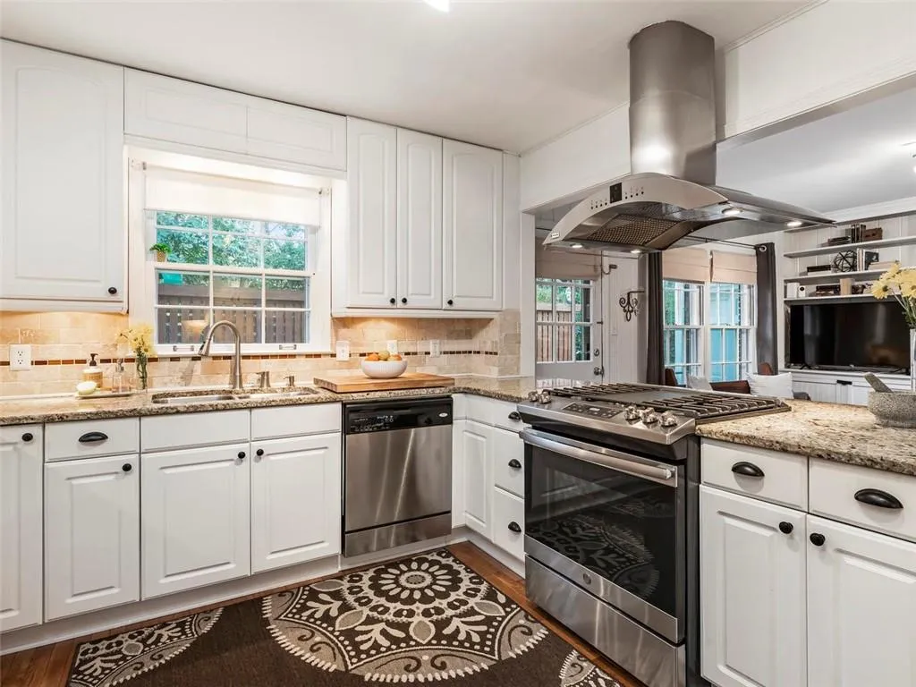 650 Edgewater Trail, Sandy Springs, Georgia 30328, 4 Bedrooms Bedrooms, ,3 BathroomsBathrooms,Residential,Sold,650 Edgewater Trail,6679391