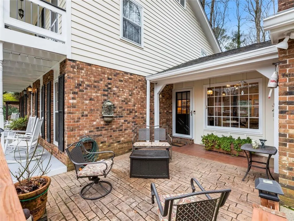 650 Edgewater Trail, Sandy Springs, Georgia 30328, 4 Bedrooms Bedrooms, ,3 BathroomsBathrooms,Residential,Sold,650 Edgewater Trail,6679391