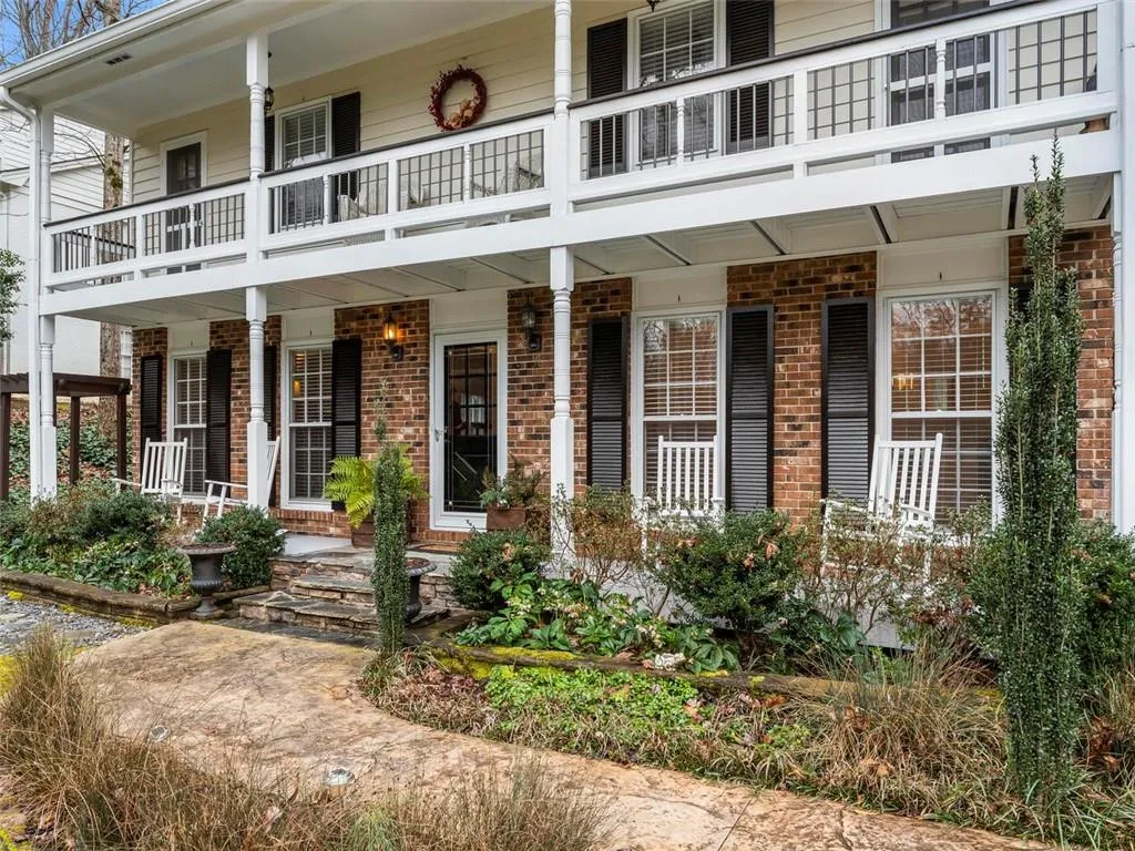 650 Edgewater Trail, Sandy Springs, Georgia 30328, 4 Bedrooms Bedrooms, ,3 BathroomsBathrooms,Residential,Sold,650 Edgewater Trail,6679391