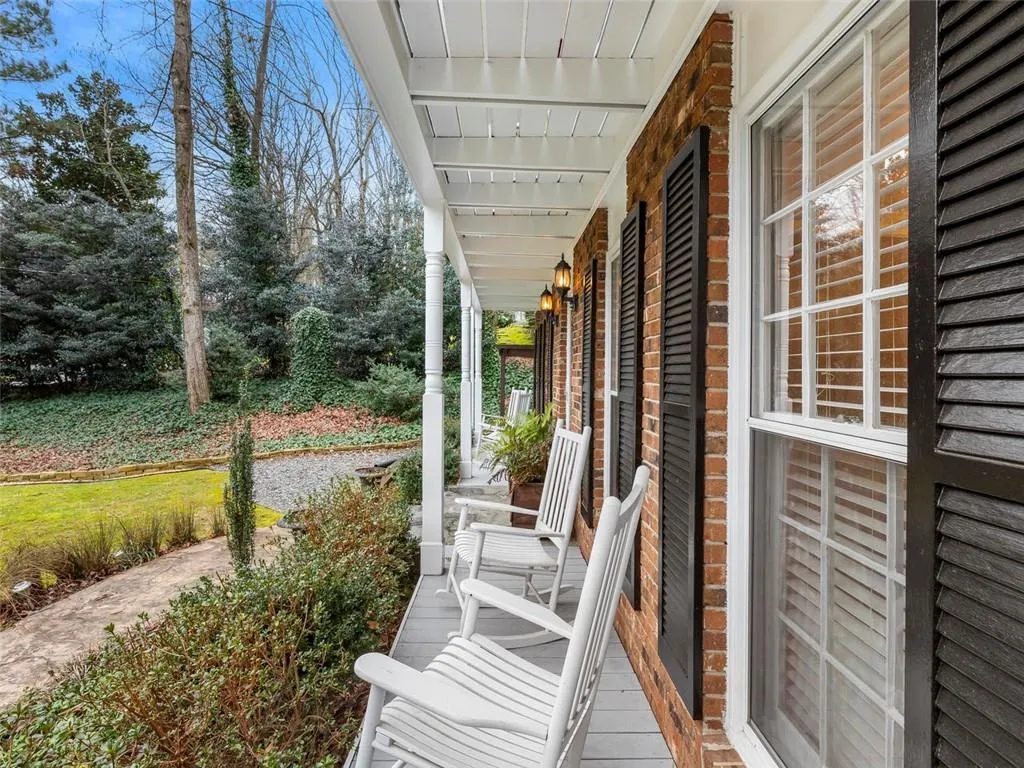 650 Edgewater Trail, Sandy Springs, Georgia 30328, 4 Bedrooms Bedrooms, ,3 BathroomsBathrooms,Residential,Sold,650 Edgewater Trail,6679391