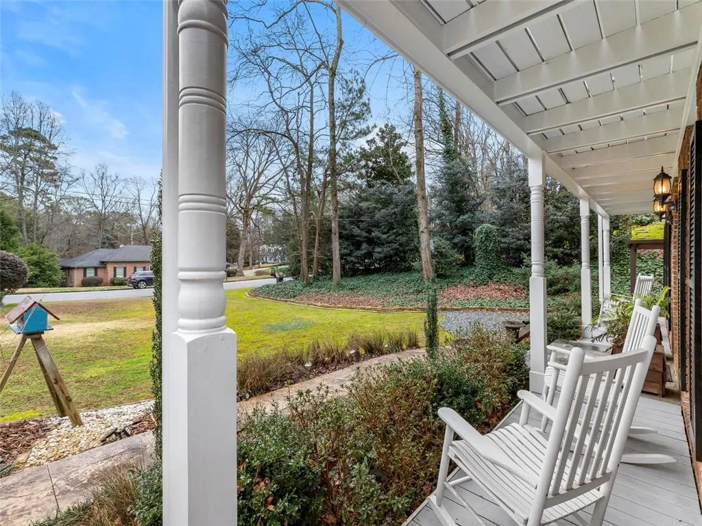 650 Edgewater Trail, Sandy Springs, Georgia 30328, 4 Bedrooms Bedrooms, ,3 BathroomsBathrooms,Residential,Sold,650 Edgewater Trail,6679391