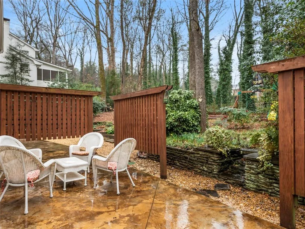 650 Edgewater Trail, Sandy Springs, Georgia 30328, 4 Bedrooms Bedrooms, ,3 BathroomsBathrooms,Residential,Sold,650 Edgewater Trail,6679391