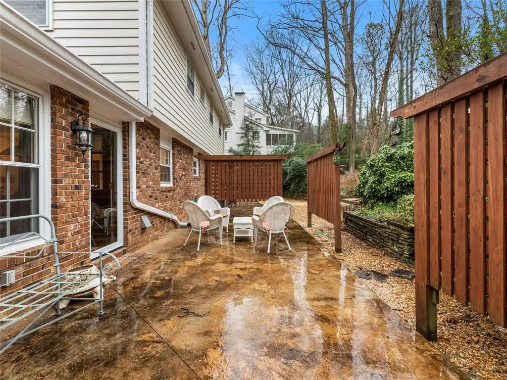 650 Edgewater Trail, Sandy Springs, Georgia 30328, 4 Bedrooms Bedrooms, ,3 BathroomsBathrooms,Residential,Sold,650 Edgewater Trail,6679391