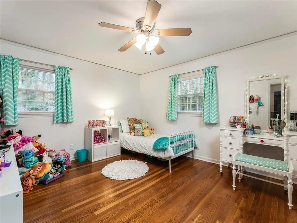 650 Edgewater Trail, Sandy Springs, Georgia 30328, 4 Bedrooms Bedrooms, ,3 BathroomsBathrooms,Residential,Sold,650 Edgewater Trail,6679391