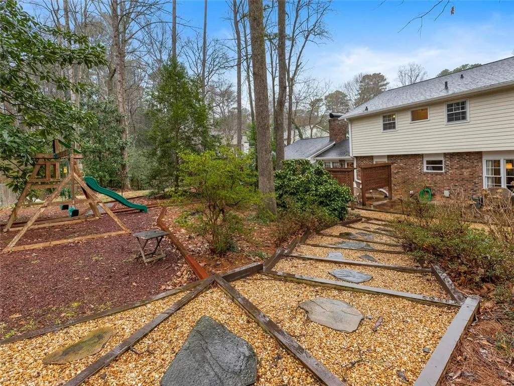 650 Edgewater Trail, Sandy Springs, Georgia 30328, 4 Bedrooms Bedrooms, ,3 BathroomsBathrooms,Residential,Sold,650 Edgewater Trail,6679391