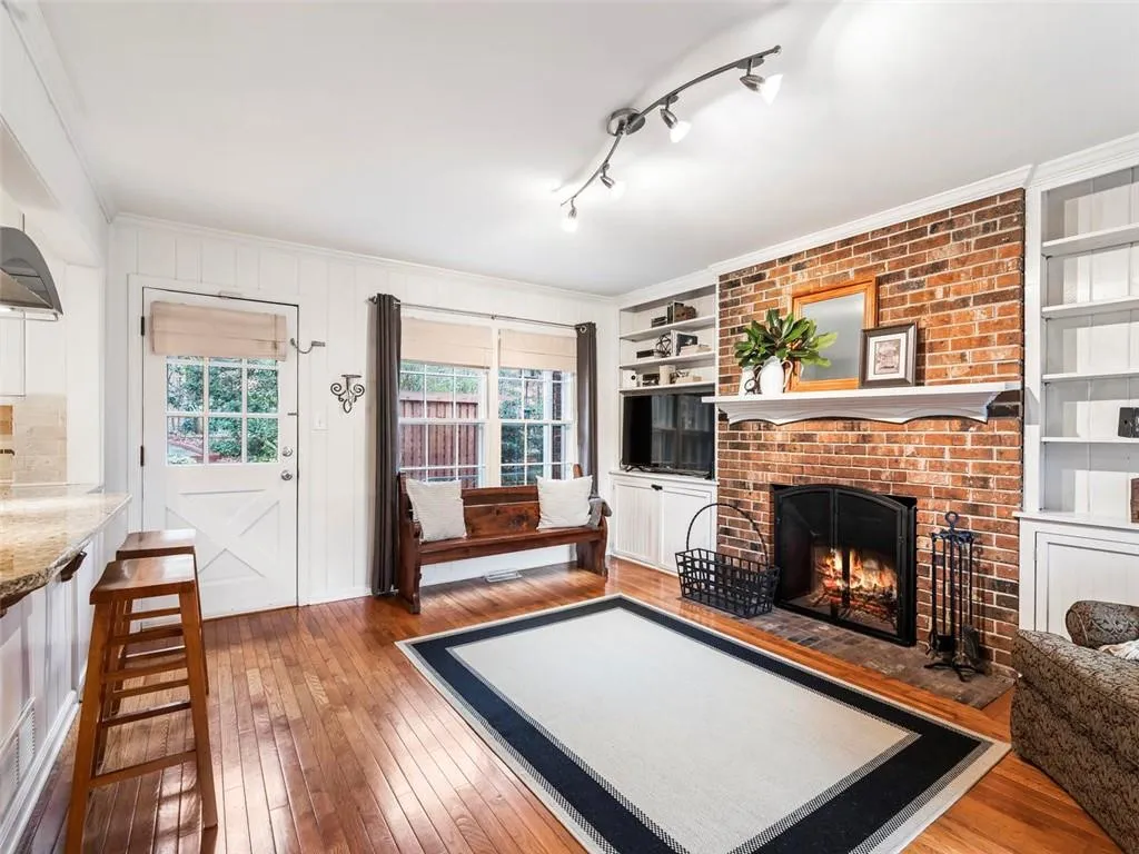 650 Edgewater Trail, Sandy Springs, Georgia 30328, 4 Bedrooms Bedrooms, ,3 BathroomsBathrooms,Residential,Sold,650 Edgewater Trail,6679391