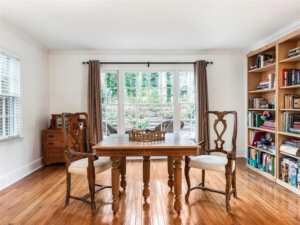 650 Edgewater Trail, Sandy Springs, Georgia 30328, 4 Bedrooms Bedrooms, ,3 BathroomsBathrooms,Residential,Sold,650 Edgewater Trail,6679391