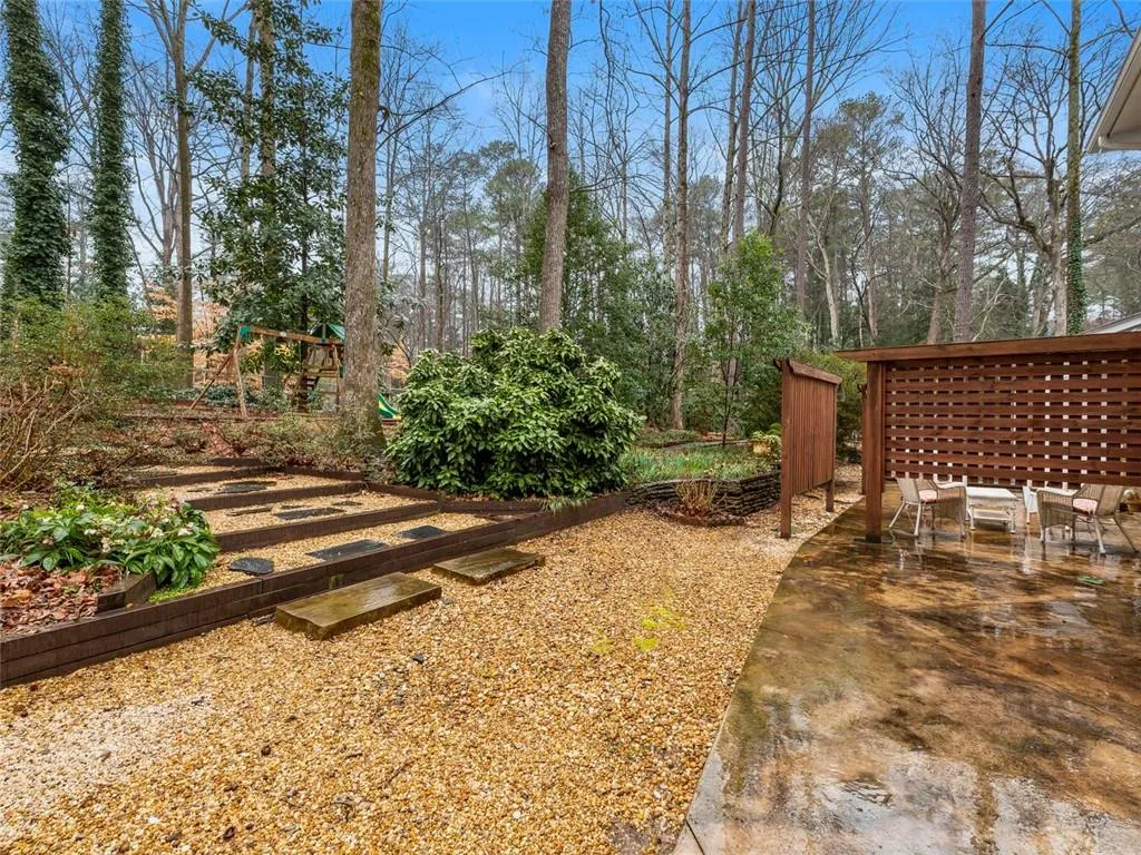 650 Edgewater Trail, Sandy Springs, Georgia 30328, 4 Bedrooms Bedrooms, ,3 BathroomsBathrooms,Residential,Sold,650 Edgewater Trail,6679391