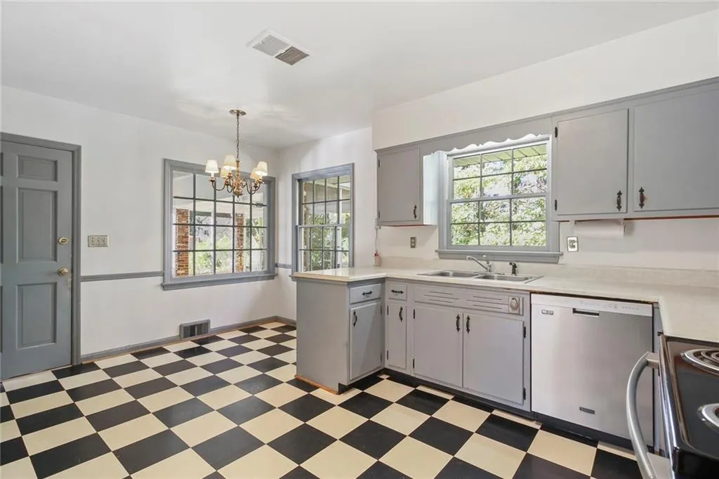 820 Starlight Circle, Sandy Springs, Georgia 30342, 2 Bedrooms Bedrooms, ,3 BathroomsBathrooms,Residential,Sold,820 Starlight Circle,6968223