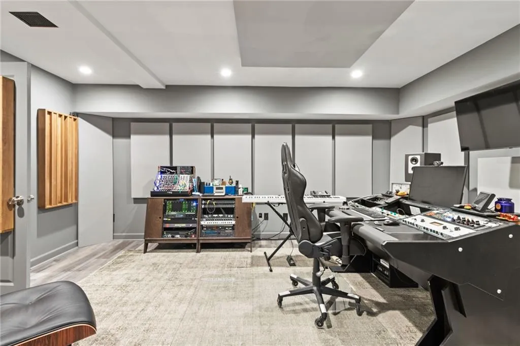 190 Grogans Landing, Sandy Springs, Georgia 30350, 5 Bedrooms Bedrooms, ,4 BathroomsBathrooms,Residential,Sold,190 Grogans Landing,7264610