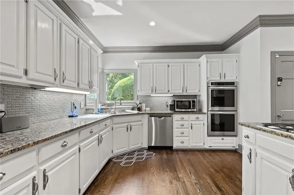 190 Grogans Landing, Sandy Springs, Georgia 30350, 5 Bedrooms Bedrooms, ,4 BathroomsBathrooms,Residential,Sold,190 Grogans Landing,7264610