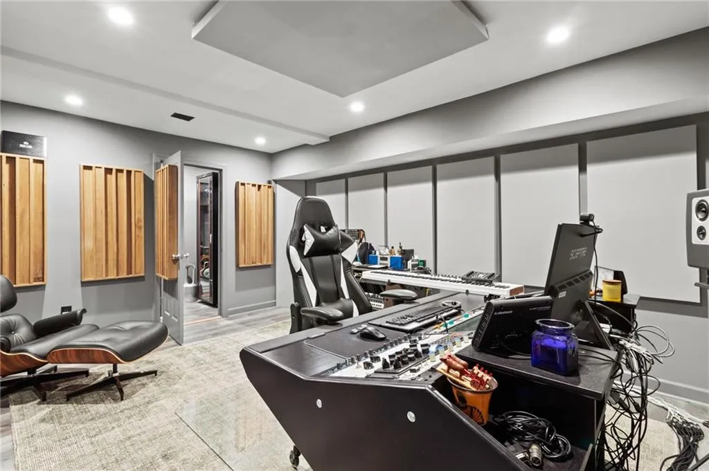 190 Grogans Landing, Sandy Springs, Georgia 30350, 5 Bedrooms Bedrooms, ,4 BathroomsBathrooms,Residential,Sold,190 Grogans Landing,7264610