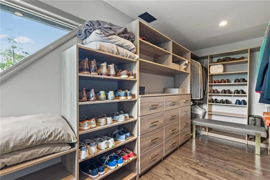 190 Grogans Landing, Sandy Springs, Georgia 30350, 5 Bedrooms Bedrooms, ,4 BathroomsBathrooms,Residential,Sold,190 Grogans Landing,7264610